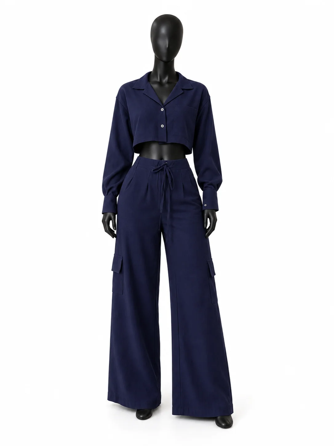 Conjunto azul marinho em manequim